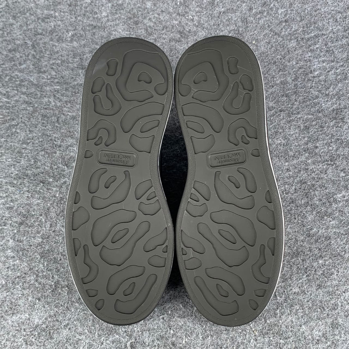 Alexander McQueen Oversized Sneaker 'Black White Outline'
