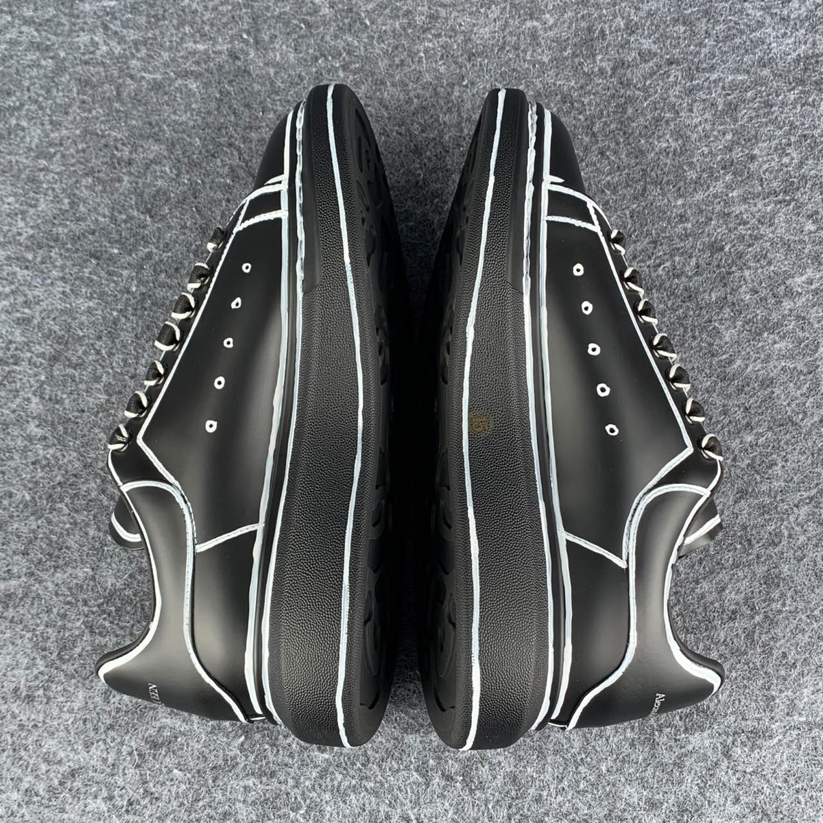 Alexander McQueen Oversized Sneaker 'Black White Outline'