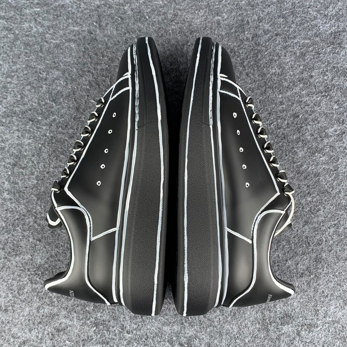 Alexander McQueen Oversized Sneaker 'Black White Outline'