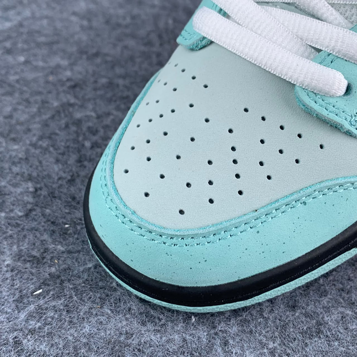 Custom Concepts x Diamond Supply Co. x Nike SB Dunk Low Pro “Tiffany,”
